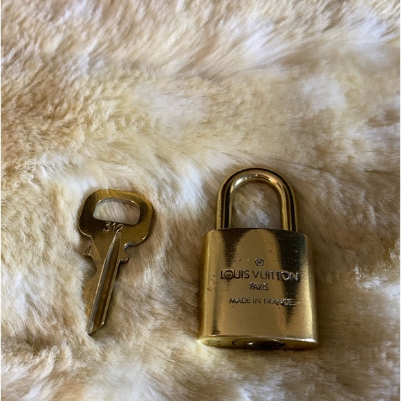 Louis Vuitton #312 Lock & Key - Picture 5 of 8